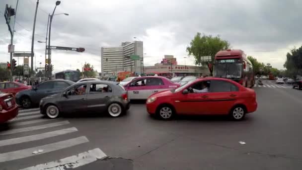 メキシコシティ メキシコ 2019年6月 タイムラプスメトロバスステーションブエナビスタ 2つのメトロバスルートが収束する交通の最も競合するポイントの一つ — ストック動画