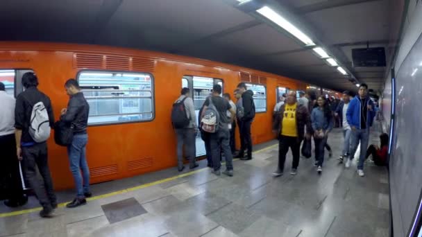 Cidade México México Junho 2019 Pessoas Que Embarcam Metrô Estação — Vídeo de Stock