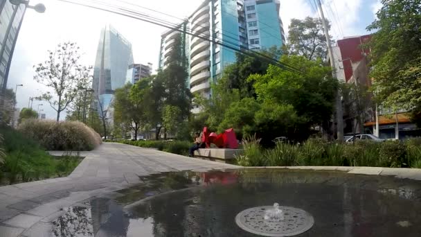 墨西哥城 墨西哥 2019年6月 位于Mixcoac线性公园的喷泉的慢动作 这是位于墨西哥城最重要的通道之一 里约丘鲁布斯科的新建公园 — 图库视频影像