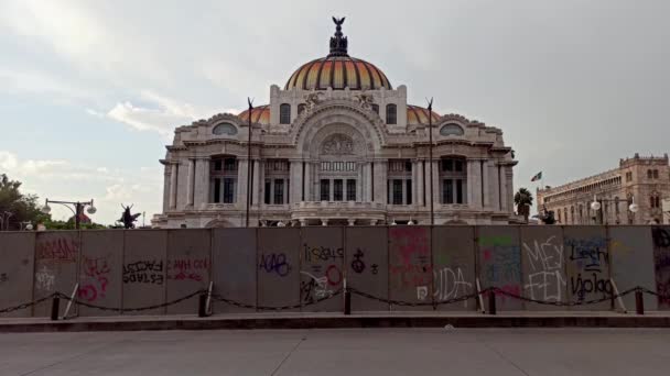 Mexico City, Mexiko-červen 2020, palác výtvarných umění chráněný kovovými ploty, aby se zabránilo zpustošení fasády během feministických protestů, městská rada umístila obvodovou ochranu.