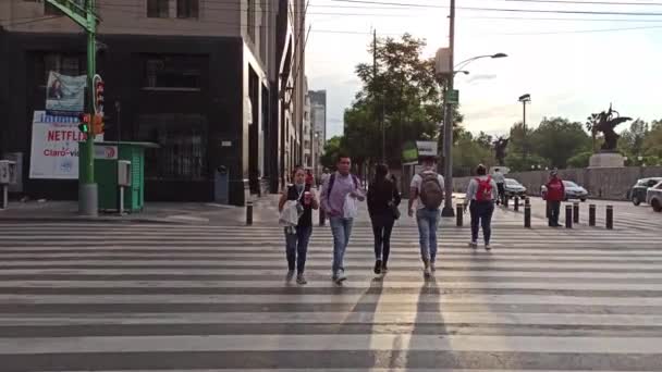 Cidade México México Junho 2020 Pessoas Que Atravessam Avenida Centro — Vídeo de Stock