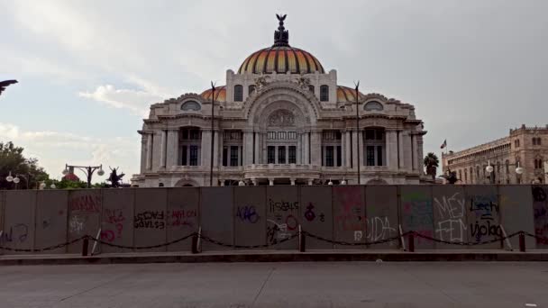 メキシコシティ メキシコ 2020年6月 金属製のフェンスで保護された美術品の宮殿は 破壊行為を防ぎ コロナウイルスのパンデミックの間に人々が集まるのを防ぎます — ストック動画