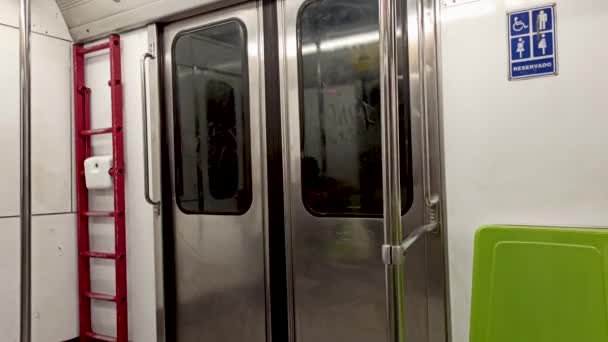 Metro Ciudad México Llegando Una Estación Puerta Del Coche Mientras — Vídeos de Stock