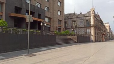 Mexico City, Meksika - Haziran 2020, Madero caddesi halka kapalı bir polis memuru şehrin en işlek caddelerinden birinin girişini gözlüyor..