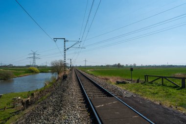 Kırsal kesimde yalnız tren yolu