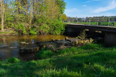 Su her zaman doğada yolunu bulur.