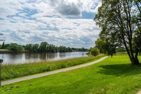 Nehir Lesum üzerinde Bremen Knoops Park üzerinden bir fotoğraf safari
