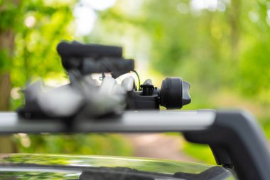 Farklı gösterilen bir araba üzerinde bir bisiklet çatı raf