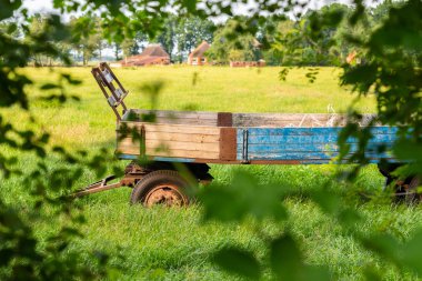 Eski çiftlik römork bir alanda terk duruyor