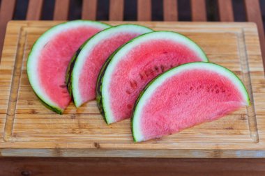 Tahta bir tahtada karpuz kesimi