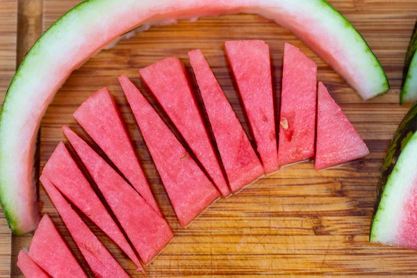 Een Watermeloen Gesneden Een Houten Plank — Stockfoto