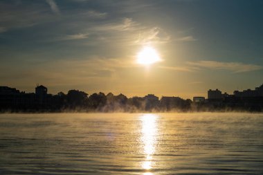 Sabahın erken saatlerinde, Bremen'deki Weser nehri üzerinde hafif bir sis yerleşir.