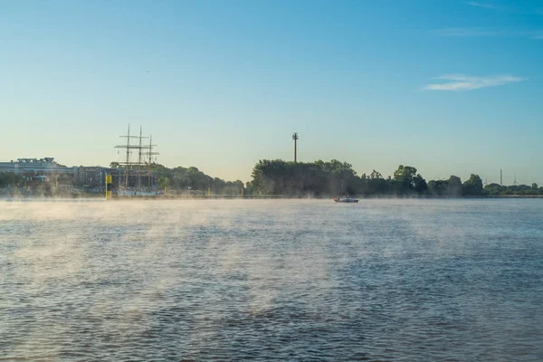 Manhã Adiantada Nevoeiro Claro Instala Rio Weser Bremen — Fotografia de Stock