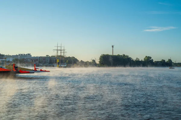 ブレーメンのウェザー川に明るい霧が落ち着く — ストック写真