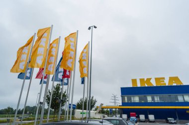Oldenburg, Aşağı Saksonya, Almanya - 13 Temmuz 2019 Yakın Ikea bayrakları