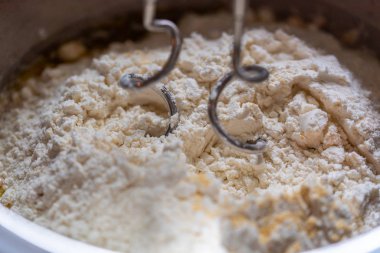 Taze lezzetli pizza hamuru için hamur işleri Kase