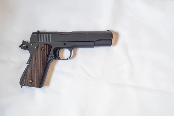 白い背景に雑誌なしの拳銃 — ストック写真