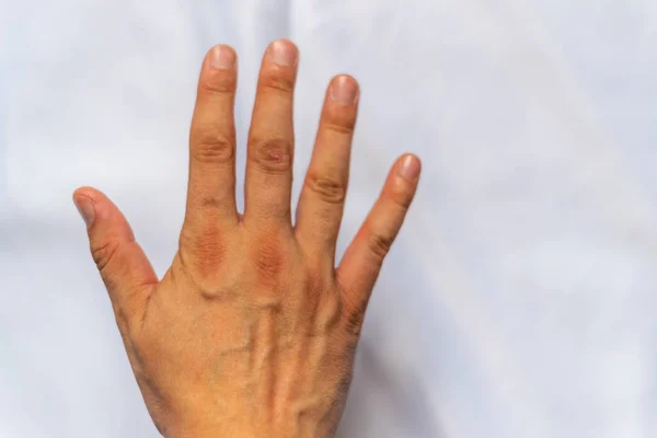 Bir el beyaz arka planda farklı işaretler gösterir
