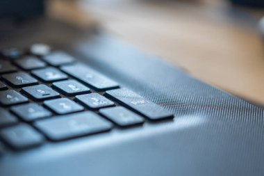 Sektörde kirli bir çalışma yüzeyinde bir dizüstü bilgisayar