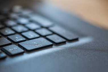 Sektörde kirli bir çalışma yüzeyinde bir dizüstü bilgisayar