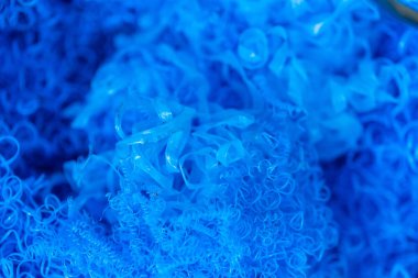 Plastik Torna geri kalanı bir çöp kutusuna yığılmış