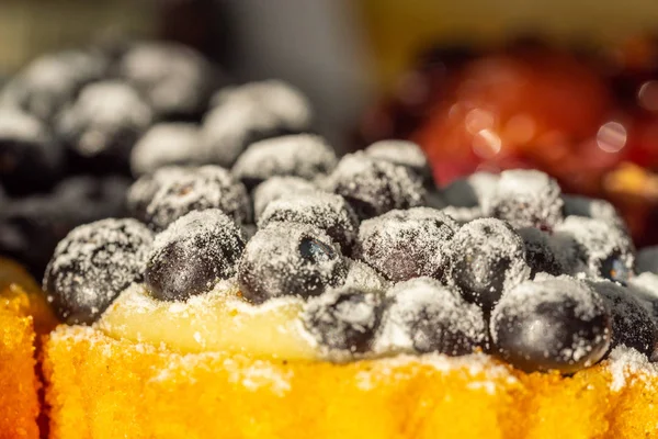 Um delicioso pedaço de bolo fino com frutas em cima — Fotografia de Stock