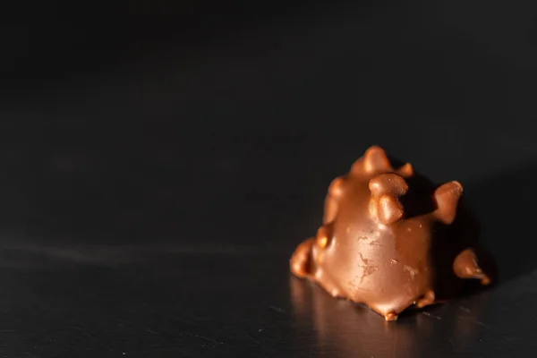 Um chocolate doce com um fundo escuro — Fotografia de Stock