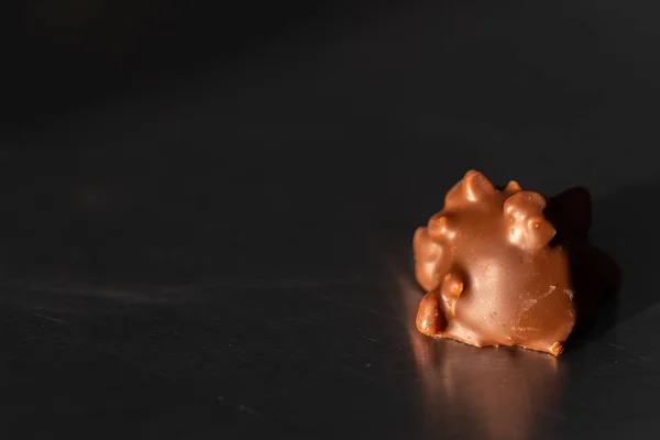 Czekoladowe cukierki z ciemnym tłem — Zdjęcie stockowe