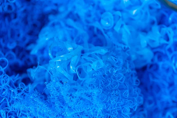 Plastik Torna geri kalanı bir çöp kutusuna yığılmış