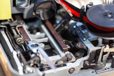 Eski bir daktilonun detaylı görüntüleri