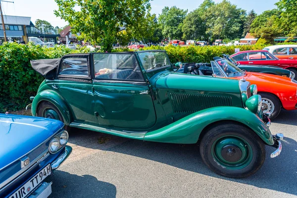 Varel, Duitsland, juli, 28, 2019: oldtimers ontmoeten elkaar bij de Vareler — Stockfoto