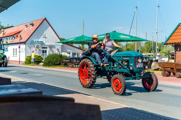 Varel, Niemcy, Lipiec, 28, 2019: zabytkowe samochody spotykają się w Vareler — Zdjęcie stockowe