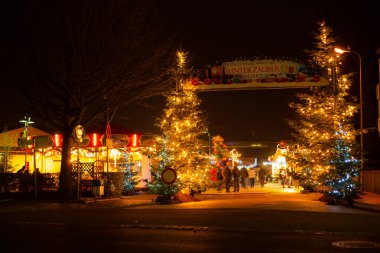 Hude, Almanya - 2 Aralık 2017: Huder Christmas Market in ear