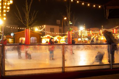 Hude, Almanya - 2 Aralık 2017: Huder Christmas Market in ear
