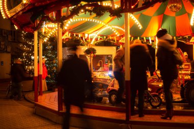 Hude, Almanya - 2 Aralık 2017: Huder Christmas Market in ear