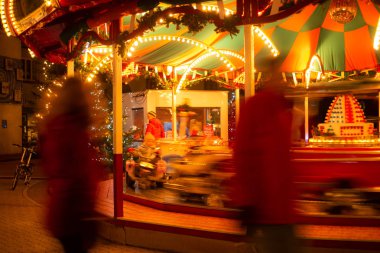 Hude, Almanya - 2 Aralık 2017: Huder Christmas Market in ear