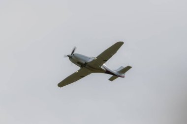 gri arka planda uçan bir uçak