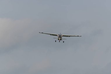 gri arka planda bir iniş uçağı