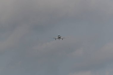 gri arka planda bir iniş uçağı