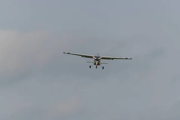 Un avión de aterrizaje sobre un fondo gris —  Fotos de Stock