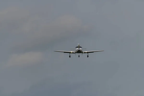 Літак посадки на сірому фоні — стокове фото