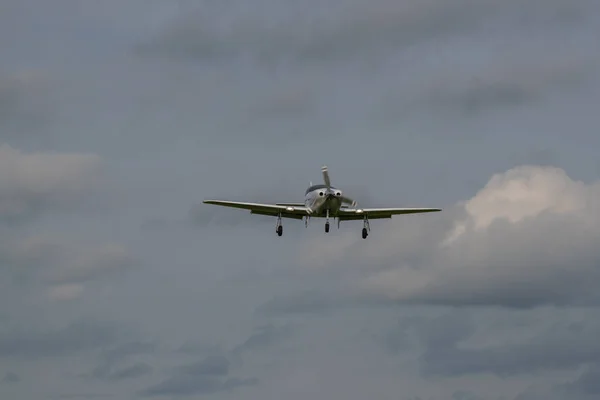 Un piano di atterraggio su sfondo grigio — Foto Stock