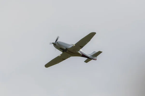 A  flying plane on a gray background Royalty Free Stock Images