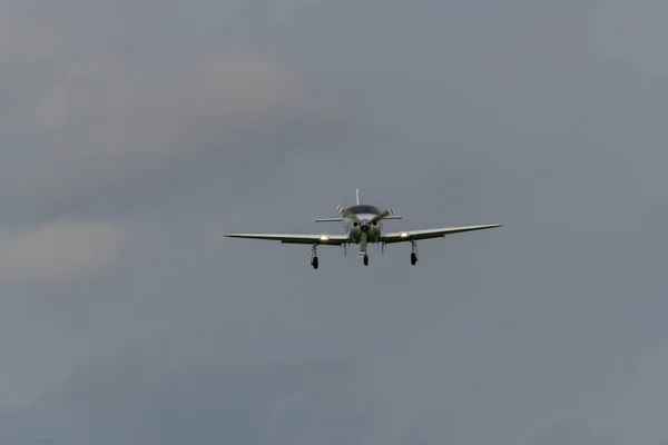 Een landings vliegtuig op een grijze achtergrond — Stockfoto