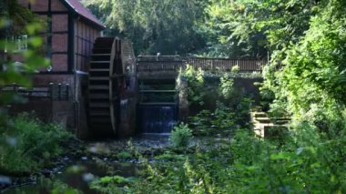 Huder manastırı kalıntılarında su çarkı ve köprülü bir dere vardır.