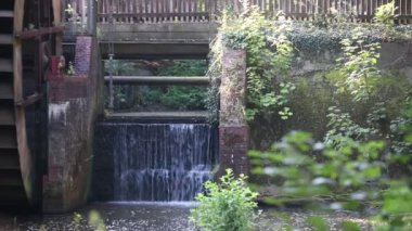 Huder manastırı kalıntılarında su çarkı ve köprülü bir dere vardır.