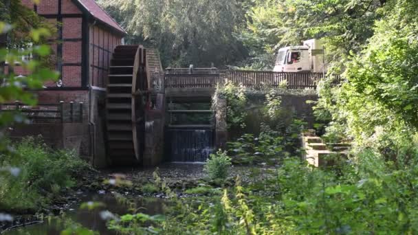 Na ruinach klasztoru Huder znajduje się strumień z kołem wodnym i pomostem — Wideo stockowe