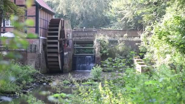 No mosteiro de Huder ruínas há um fluxo com uma roda de água e uma ponte — Vídeo de Stock