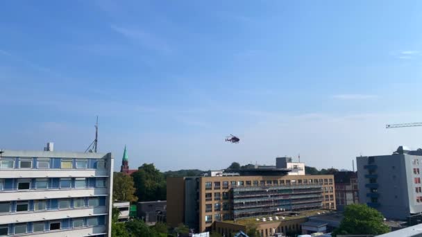 Kiel, deutschland, 28. august 2019: auf dem parkhaus des uniklinikums kiel. Rettungshubschrauber landet auf dem Dach der Neurologie. — Stockvideo