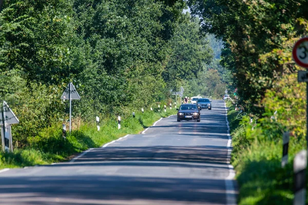 Hude, Alemanha, 30 de agosto de 2019: Em uma estrada rural, uma bicicleta de estrada — Fotografia de Stock